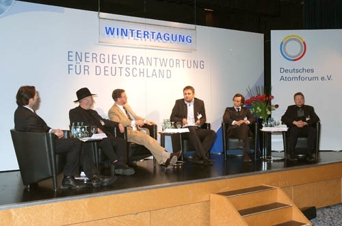 Les correspondants étrangers à Berlin des journaux Financial Times (Grande-Bretagne), The Washington Times (Etats-Unis), Basler Zeitung, Turun Sanomat (Finlande) et Gazeta Wyborcza (Pologne) ont présenté un point de vue extérieur sur l'Allemagne et son débat sur l'énergie.