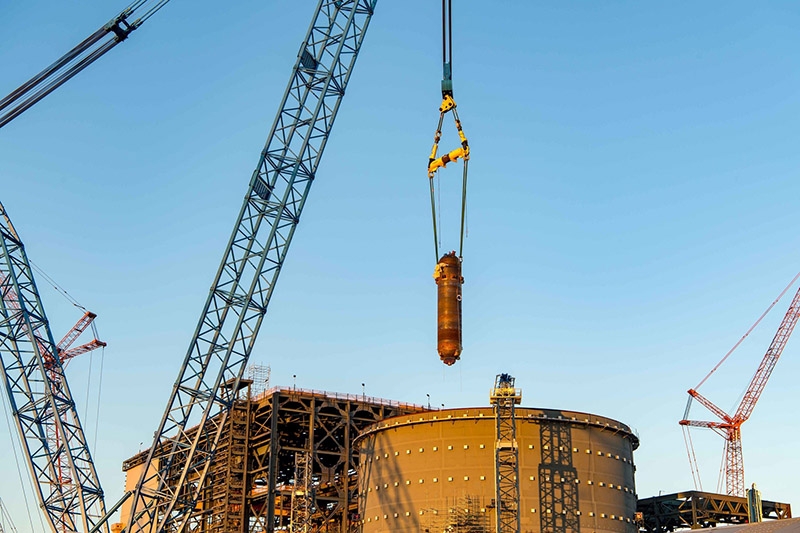 Le pressuriseur de la tranche Vogtle 3 est installé dans le bâtiment réacteur.