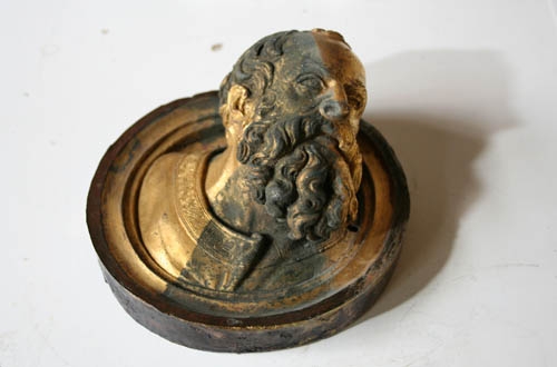 La figure de prophète de la Porte du Paradis de Florence étudiée au FRM II. La partie gauche de la figure a été nettoyée au laser, la partie droite avec une méthode chimique, et le centre n’a pas encore été nettoyé.
