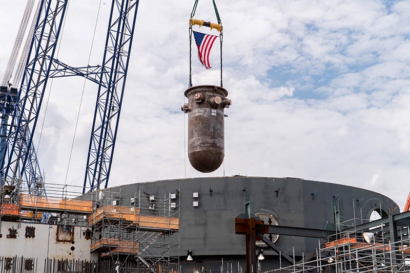 La cuve de pression a été installée dans le bâtiment réacteur de la tranche Virgil C. Summer 2, du type AP1000, à l’aide d’une grue titan.