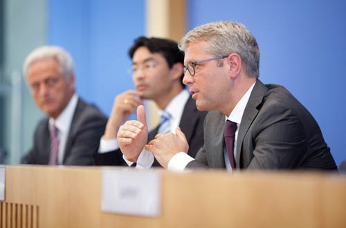 Le Cabinet allemand a adopté le 6 juin 2011 le projet de loi modifiant la loi allemande sur l'énergie nucléaire et le projet de loi sur les énergies renouvelables. Peter Ramsauer, ministre fédéral des Transports, des Constructions et du Développement urbain, Philipp Rösler, ministre fédéral de l'Economie, et Norbert Röttgen, ministre fédéral de l'Environnement (de g. à dr.) ont expliqué les aspects clés lors de la conférence de presse