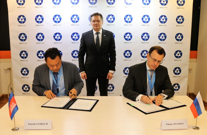 Der Staatssekretär Kambodschas, Tekreth Samrach (links), und der stellvertretende Rosatom-Generaldirektor, Nikolai Spasski, haben in Wien eine zwischenstaatliche Vereinbarung im Beisein von Alexej Lichatschew, CEO der Rosatom, unterzeichnet.