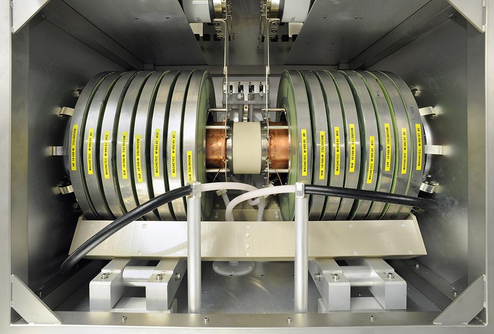 Coup d’œil à l’intérieur du compresseur de paquets destiné à l’accélérateur circulaire Fair. Les principaux éléments de construction se composent de deux fois huit rondelles fabriquées dans des alliages magnétiques spécifiques et placées autour du tube en acier.