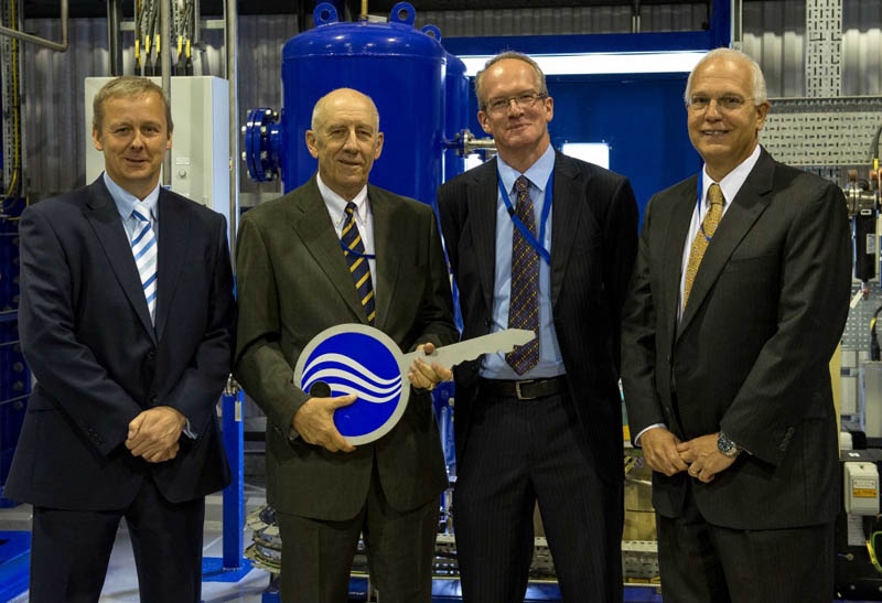 Le Sludge Packaging Plant a été remis entre les mains de l’équipe d’exploitation en présence de représentants de Sellafield Ltd. et de l’autorité britannique du démantèlement nucléaire (NDA). La nouvelle installation doit encore passer les derniers tests avant d’être mise en service, fin 2014.