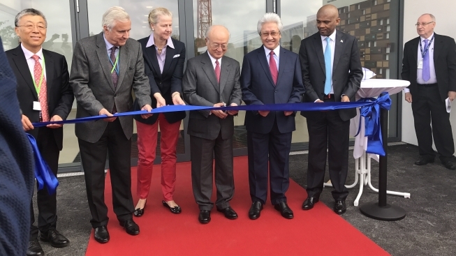 Le directeur général de l’AIEA Yukiya Amano (au milieu) lors de l’inauguration du nouveau laboratoire sur le contrôle des nuisibles.