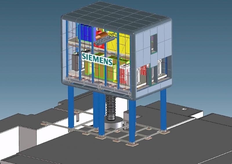 Il faut se représenter les unités de haute tension comme des cages de Faraday isolées de l’air avec une surface totale de 150 m2 répartie sur deux étages. Elles comprennent des transformateurs, des systèmes de répartition de l’électricité et des tableaux électriques, le tout pour un poids total de presque 45 tonnes. La construction globale atteindra environ 100 tonnes et reposera à 6 mètres du sol sur des piliers isolateurs.