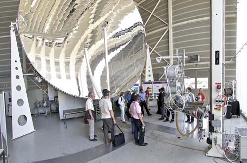 A l'issue de la Conférence sur l'énergie, les participants ont pu visiter deux institutions de recherche du PSI parmi les quatre proposées. L'illustration montre le concentrateur solaire sur lequel est étudiée l'utilisation d'énergie solaire concentrée.