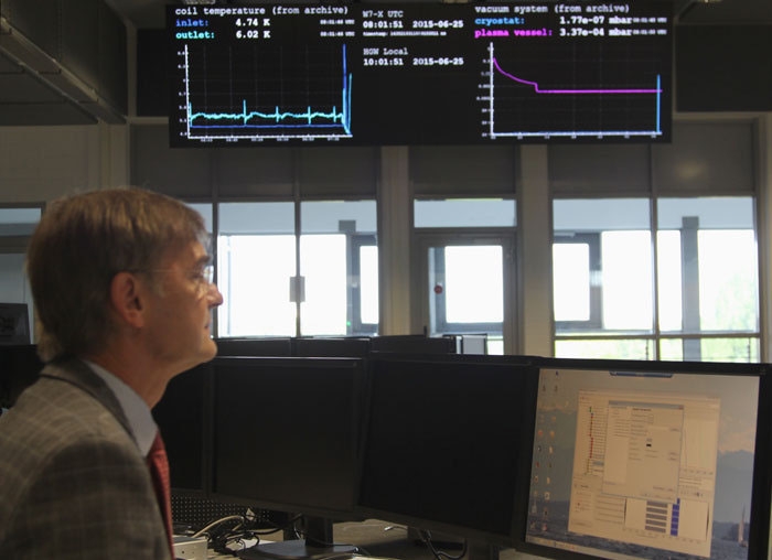 Spulentests an Wendelstein 7-X: Im Kontrollraum laufen die Messwerte aller Testreihen zusammen und werden ausgewertet.