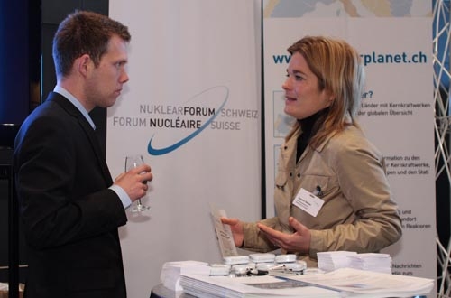 Daniela Stebler vom Nuklearforum erklärt einem Konferenzteilnehmer die Funktion der interaktiven Internetplattform www.nuclearplanet.ch.