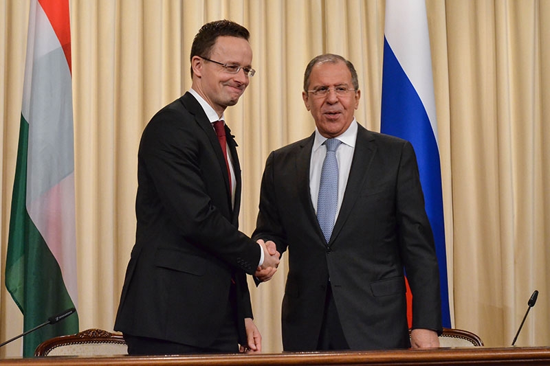 Die Aussenminister Péter Szijjártó (links) und Sergei Lawrow an der Pressekonferenz.