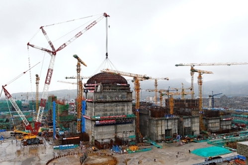 Le dôme ayant été posé, les travaux d’installation de la tranche Tianwan 5 concerneront désormais l’enceinte de confinement.