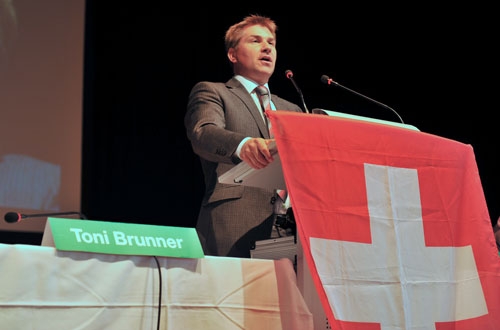 Toni Brunner an der Delegiertenversammlung der SVP: «In der Strompolitik geht es nicht mehr vorwärts. Bundesrat Moritz Leuenberger verschläft die Entwicklung der Stromproduktion.»