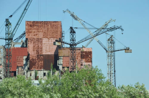 Bei der Zufahrt zum Kraftwerksareal von Tschernobyl präsentieren sich den Besuchern die unvollendeten Blöcke 5 und 6 des Kernkraftwerks Tschernobyl.