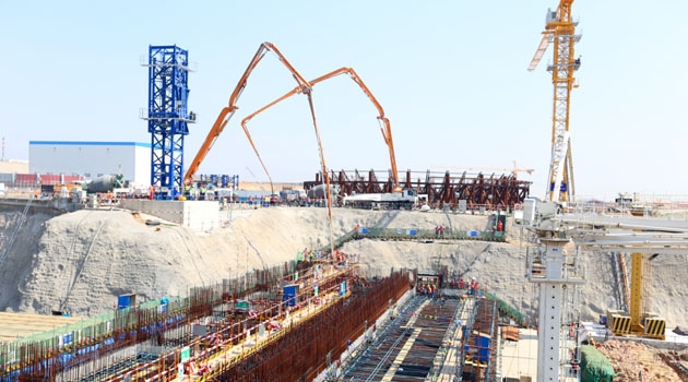 Le béton de la salle des turbines du réacteur de démonstration CAP1400 est coulé sur le site de Shidaowan.