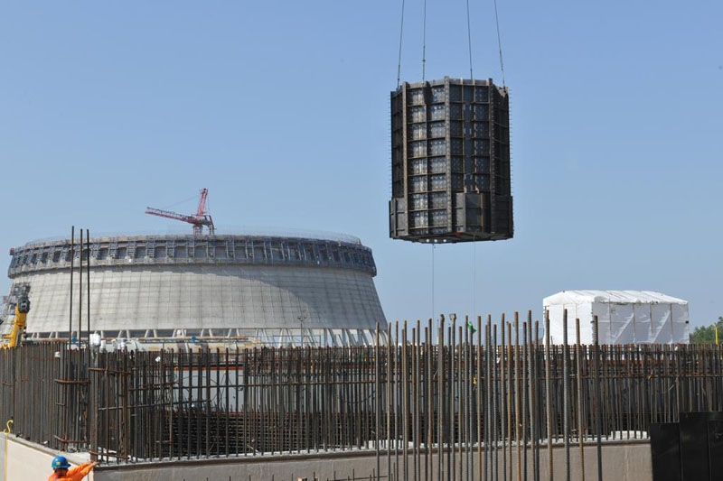 Der Drehkran senkt das CA-04-Modul der AP1000-Einheit Vogtle-4 auf die Containment-Bodenkalotte ab.