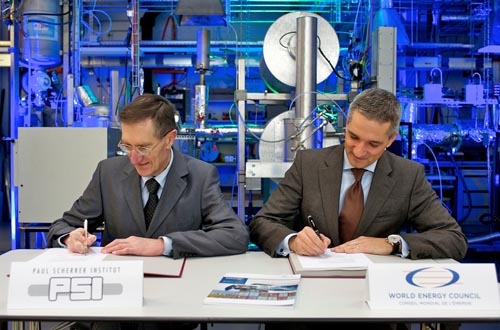 Le professeur Alexander Wokaun, chef de la Recherche énergétique générale au PSI, et Christoph Frei, secrétaire général du CME, ont conclu un partenariat en vue de l'élaboration d'un modèle pour les analyses de systèmes énergétiques.