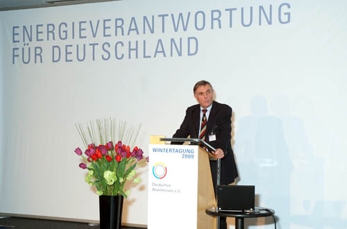 Walter Hohlefelder, président du Forum atomique allemand, a rappelé que la responsabilité dans le domaine de l'énergie concerne tout le monde - milieux politiques, sociétés d'approvisionnement et consommateurs - ceci d'autant plus que nous traversons une période de grave récession globale et de conjoncture très dure.