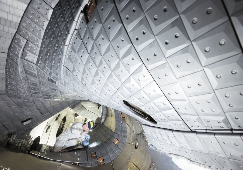 Blick in das Plasmagefäß der Fusionsanlage Wendelstein 7-X im Max-Planck-Institut für Plasmaphysik (IPP) in Greifswald – der weltweit grössten Fusionsanlage vom Typ Stellarator.