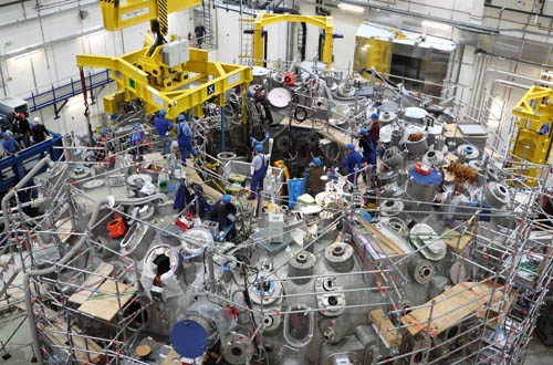 Mitte November 2011 wurde im Projekt Wendelstein 7-X das letzte der fünf Module in Millimeterarbeit auf das Maschinenfundament gesetzt.
