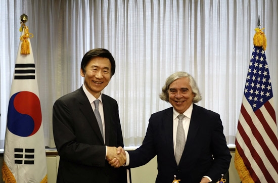 Yun Byung-se et Ernest Moniz ont souligné lors de la cérémonie de signature que le nouvel accord 123 posait les jalons d’autres accords bilatéraux.