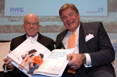 Essent-CEO Michiel Boersma (links) und RWE-CEO Jürgen Grossmann geben an der Pressekonferenz in Arnheim die Übernahme der niederländischen Esssent durch die deutsche RWE bekannt.