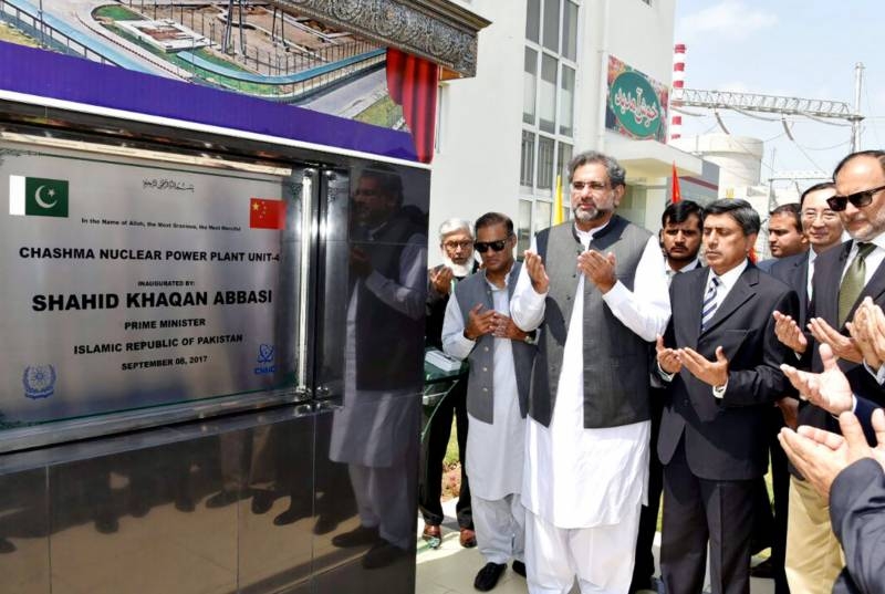 Le Premier ministre pakistanais Shahid Khaqan Abasi (au centre) lors d’une prière suite au dévoilement de la plaque de célébration de la tranche Chashma 4 – la cinquième tranche nucléaire du pays.