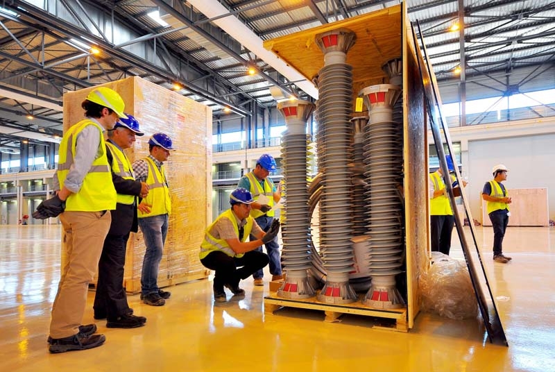 Iter-Fachleute überprüfen den Inhalt der vier Kisten aus den USA mit den zwölf Überspannungsableitern für den Iter.