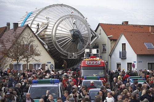 Défi logistique: le spectromètre est acheminé par les rues étroites de Leopoldshafen jusqu'au FZK.