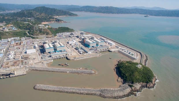 Ningde 3 (deuxième en partant de la gauche) a été mise en service commercial le 10 juin 2015. Les 25 tranches nucléaires chinoises en exploitation représentent une puissance électrique d’environ 22 GW.