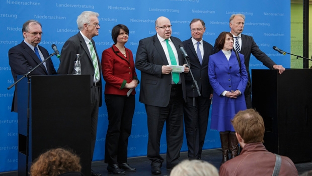 A la suite d’une rencontre au sommet, le ministre allemand de l’Environnement Peter Altmaier (au contre) a fait savoir que le gouvernement fédéral et les Länder s’étaient mis d’accord sur un nouveau départ concernant la recherche d’un site pour un dépôt final destiné aux déchets hautement radioactifs en Allemagne.