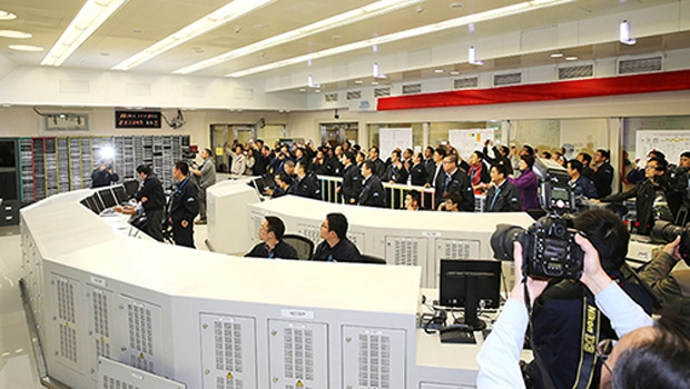 Des experts de China National Nuclear Corporation (CNNC) observent le déroulement de la première injection de courant de la tranche nucléaire Fangjiashan 1 sur le réseau.