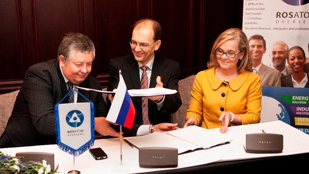 Der russische Druckwasserreaktor AES-2006 für Hanhikivi-1: Dschomart Aliew, Generaldirektor der Rusatom Overseas (links), Juha Nurmi, CEO der Fennovoima, und Kristiina Leppänen, CLO der Fennovoima, anlässlich der Vertragsunterzeichnung.