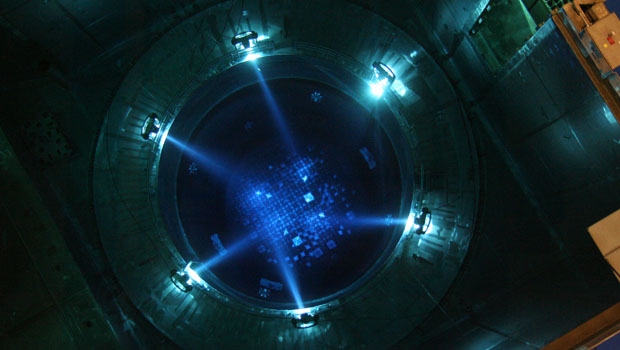 Le Tribunal des finances de Hambourg: «L’impôt sur le combustible nucléaire n’est pas une taxe à la consommation, puisqu’il a pour objectif d’écrémer les bénéfices des exploitants des centrales nucléaires.» (Vue sur la cuve du réacteur – ouverte et inondée pour le renouvellement de combustible – de la tranche B de la centrale nucléaire de Gundremmingen de RWE, qui doit être découplée du réseau en 2017.)