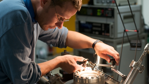 Le chercheur Leo Gross travaille sur un microscope à force atomique au laboratoire de recherche IBM de Zurich.