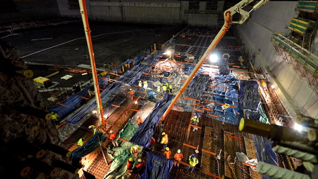 Am 11. Dezember 2013 wurde für den Iter im französischen Cadarache erster Beton gegossen. Damit sich der Beton bei den winterlichen Temperaturen nicht zu fest abkühlt, wird er mit Planen abgedeckt und die Baustelle mit Warmluftgebläsen beheizt.