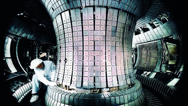 Ein Blick in das Plasmagefäss der Fusionsanlage Asdex Upgrade zu werfen, ist nun jederzeit möglich.
