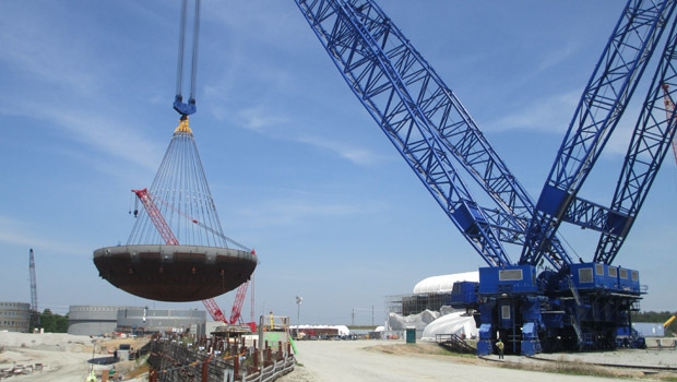 Einer der grössten Rundlaufkräne der Welt hievt die rund 900 t schwere Bodenkalotte des Containments der amerikanischen Kernkraftwerkseinheit Virgil C. Summer-3 hoch.