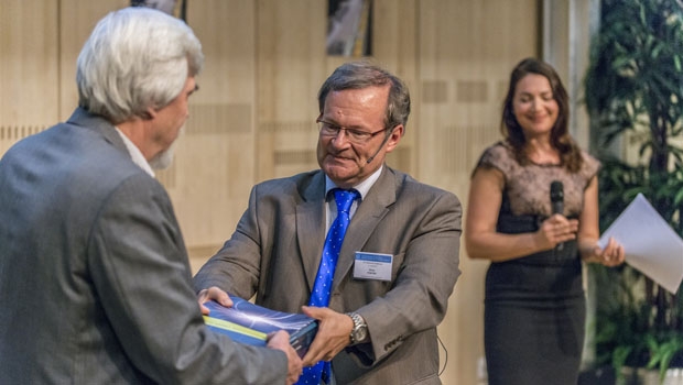 Rolf-Dieter Heuer, Cern-Generaldirektor und Mitglied des International Committee for Future Accelerators (ICFA), nimmt den Technical Design Report von Brian Foster, Europäischer Direktor der Linear Collider Collaboration LLC und Forscher am Deutschen Elektronen-Synchroton (Desy), entgegen.