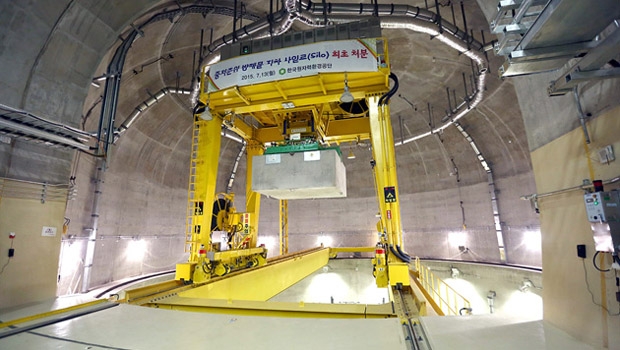 Le premier dépôt en couches géologiques profondes est en service: le premier gros conteneur de béton composé de 16 fûts est placé dans un des six silos.