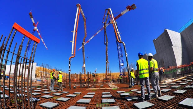 Am 19. Juni 2014 haben Arbeiter im Nordosten der Iter-Tokamakgrube Beton für die zweite Fundamentsektion des Tritiumgebäudes gegossen.