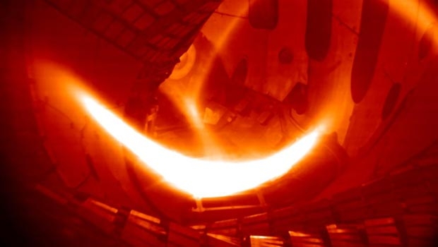 Le premier plasma d’hydrogène généré dans le Wendelstein 7-X a été maintenu durant un quart de seconde et a atteint la température d’environ 80 millions de K (photo noir et blanc colorée par la suite).
