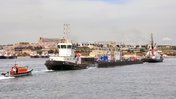 Der Lastkahn mit der Iter-Testladung – von einem Schlepper gezogen und einem weiteren Schlepper begleitet – fährt in den 6 km langen Canal de Caronte ein.