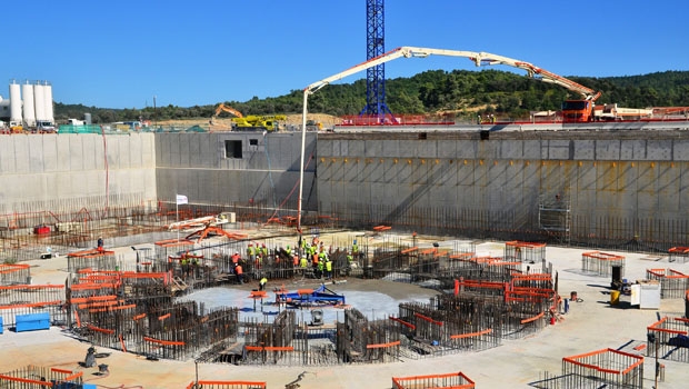 Le coulage du béton au centre des fondations du complexe Tokamak marque l’achèvement du radier du complexe.