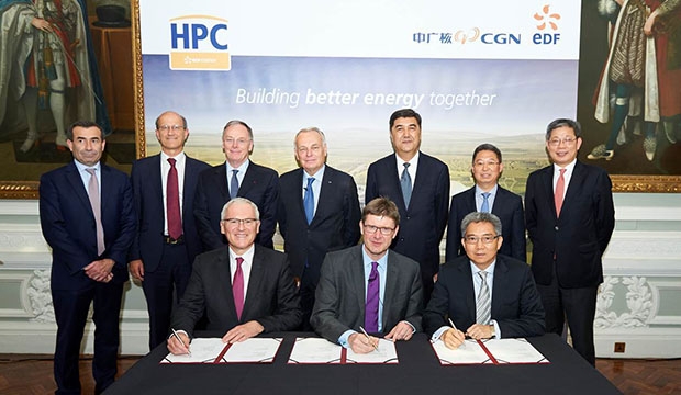 Le CEO d’EDF, Jean-Bernard Lévy (à gauche), le ministre britannique de l’Energie, Greg Clark, et le président de CGN, He Yu, donnent un nouvel élan aux constructions nucléaires en Grande-Bretagne.