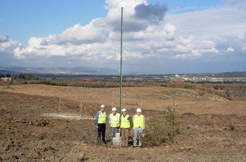 Un piquet surmonté d’un fanion marque le centre de la fosse à excaver pour le tokamak d’Iter.