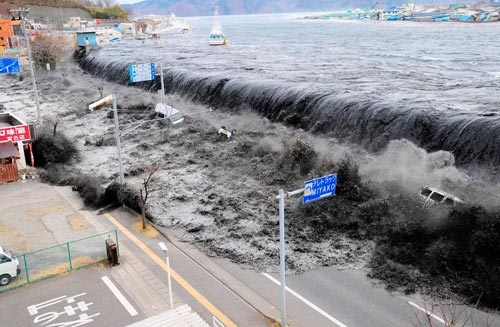 Des destructions inimaginables: le séisme de magnitude 9,0 du 11 mars 2011 et le tsunami qu'il a déclenché ont déjà causé la mort de plus de 18'000 personnes au Japon. Plus de 10'000 sont toujours portées comme disparues.