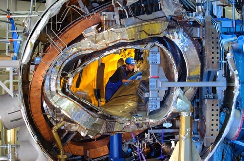 Vue de l&#39;intérieur d&#39;un module: on reconnaît la cuve du plasma, une bobine magnétique, la gaine extérieure ainsi que de nombreuses tubulures pour le liquide de refroidissement et l&#39;électricité.