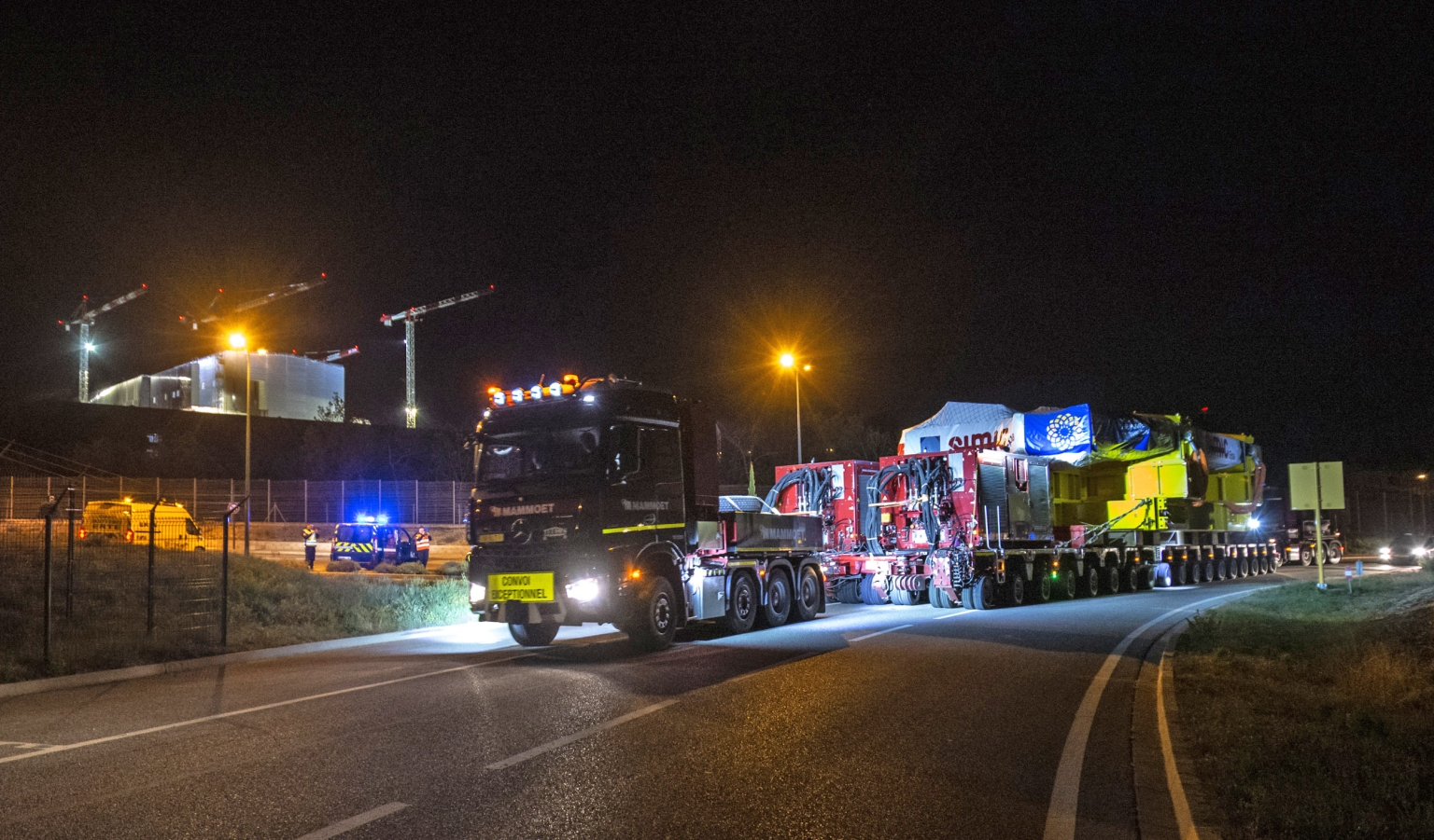 Ein aussergewöhnlicher Schwertransport mit der ersten supraleitenden Toroidalfeldspule ist auf dem Weg zum Iter-Standort Cadarache. Eine Toroidalfeldspule ist 15 m hoch und 9 m breit. Jedes dieser D-förmigen Bauteile wiegt rund 340 t.