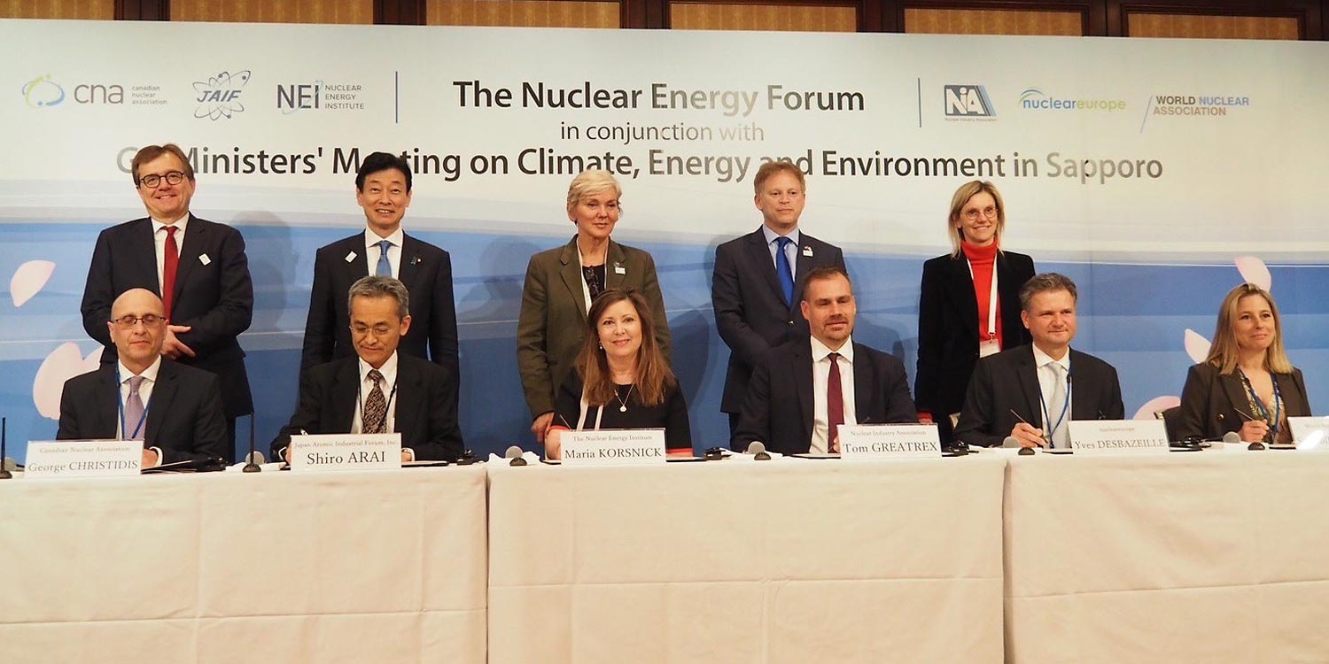 Signature lors du Nuclear Energy Forum