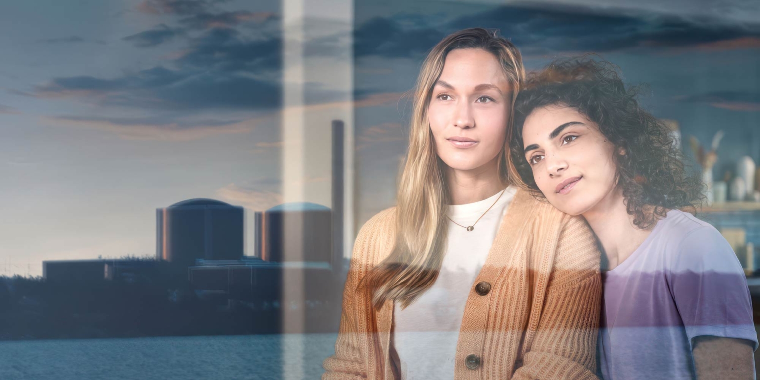 Deux femmes regardent une centrale nucléaire